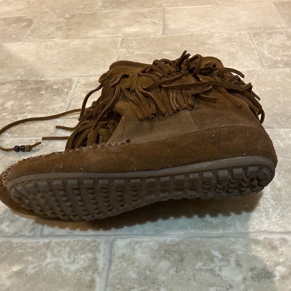 Almost brand new Minnetonka boots, below the knee, brown, double fringe - Picture 2 of 2